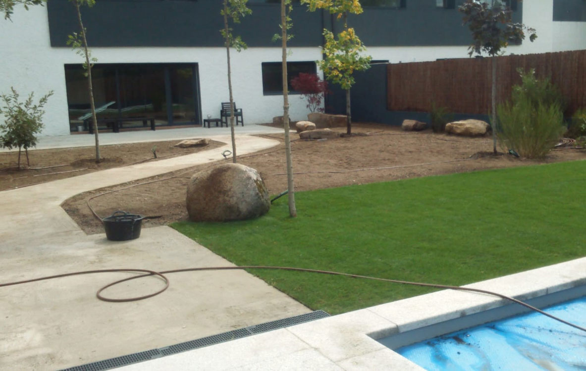 Instalación de riego y pradera en jardín con piscina